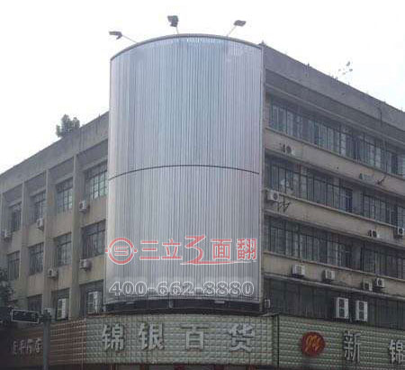 江西湖州楼体外弧形拐角三面翻超高广告牌案例施工图片