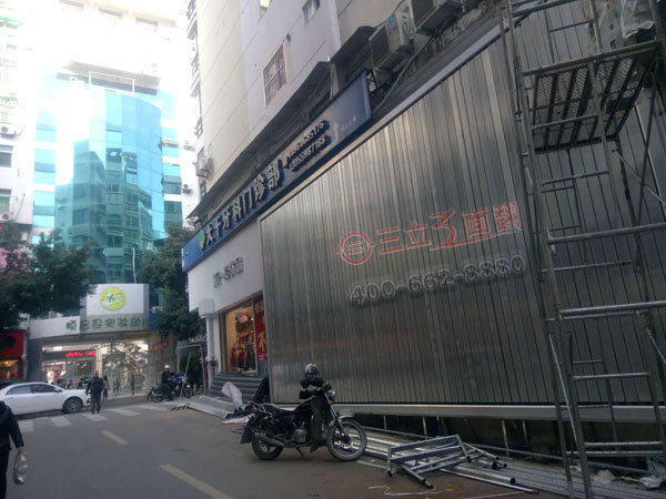 福建省南平市户外楼体落地三面翻路边广告牌案例施工图片