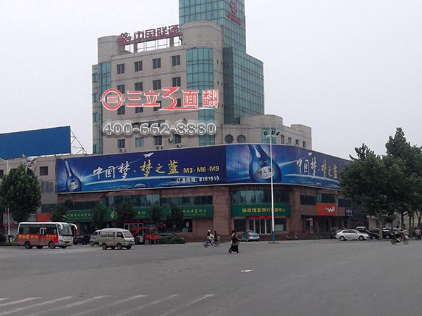 山东德州庆云裙楼墙体三面翻广告牌案例施工图片