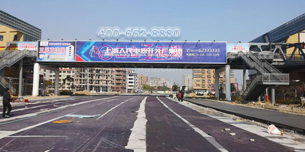 浙江温州乐清工业园跨路天桥三面翻广告牌案例施工图片