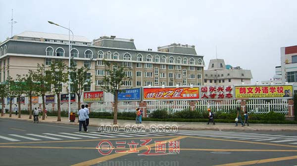 山东青岛黄岛七浦路校园围栏三面翻广告牌案例施工图片