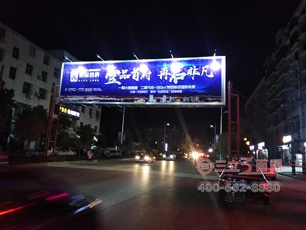 湖北孝感大悟跨路三面翻双面广告牌案例施工图片
