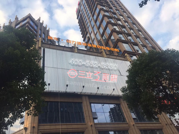 云南省瑞丽市超高裙楼外墙体三面翻广告牌案例施工图片